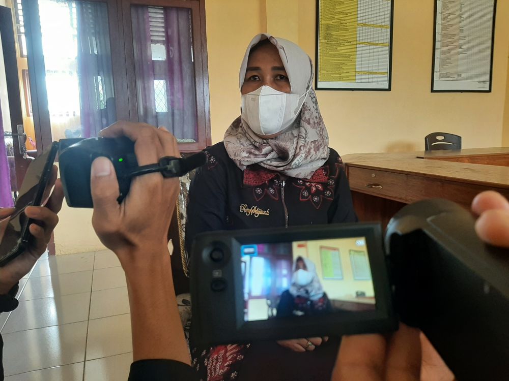 Kepsek SMAN 1 Batanghari Dra Roni Setiawati saat diwawancarai 