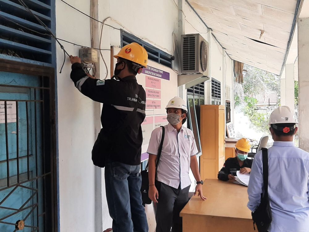 Pihak PLN Muara Bulian saat mencabut meteran di Dinas Pendidikan dan kebudayan Batanghari (3/8/21)