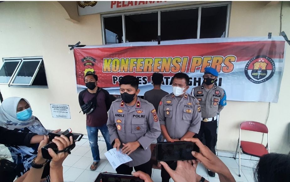 Koperensi pers Polress Batanghari kasus pembunuhan warga Buluh Kasab