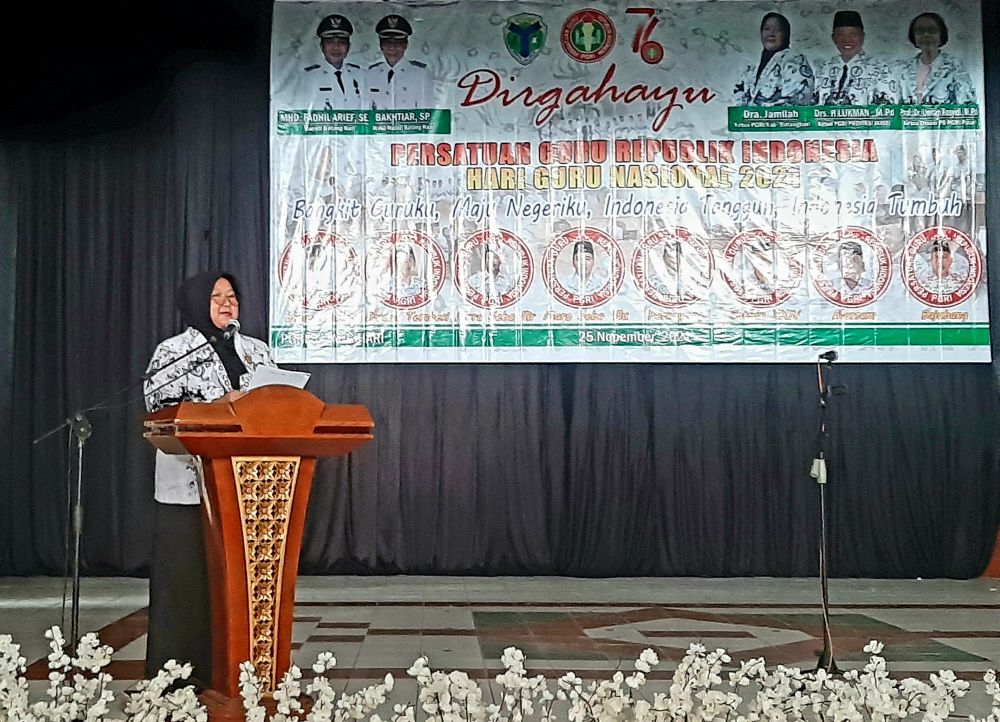 Ketua PGRI Kabupaten Batanghari Dalam saat memberikan sambutan Dirgahayu HUT PGRI dan HGN ke 76 di Gedung Pemuda Muara Bulain, Kamis (25/11/2021).