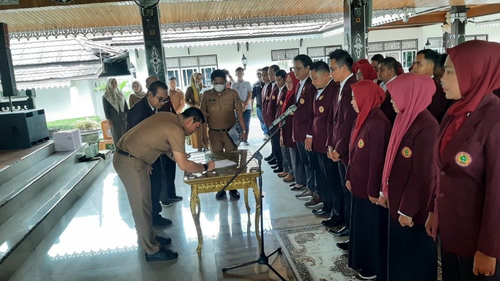 Bupati saat meneken SK pelantikan pengurus DPD PPNI Batanghari periode 2022-2027.