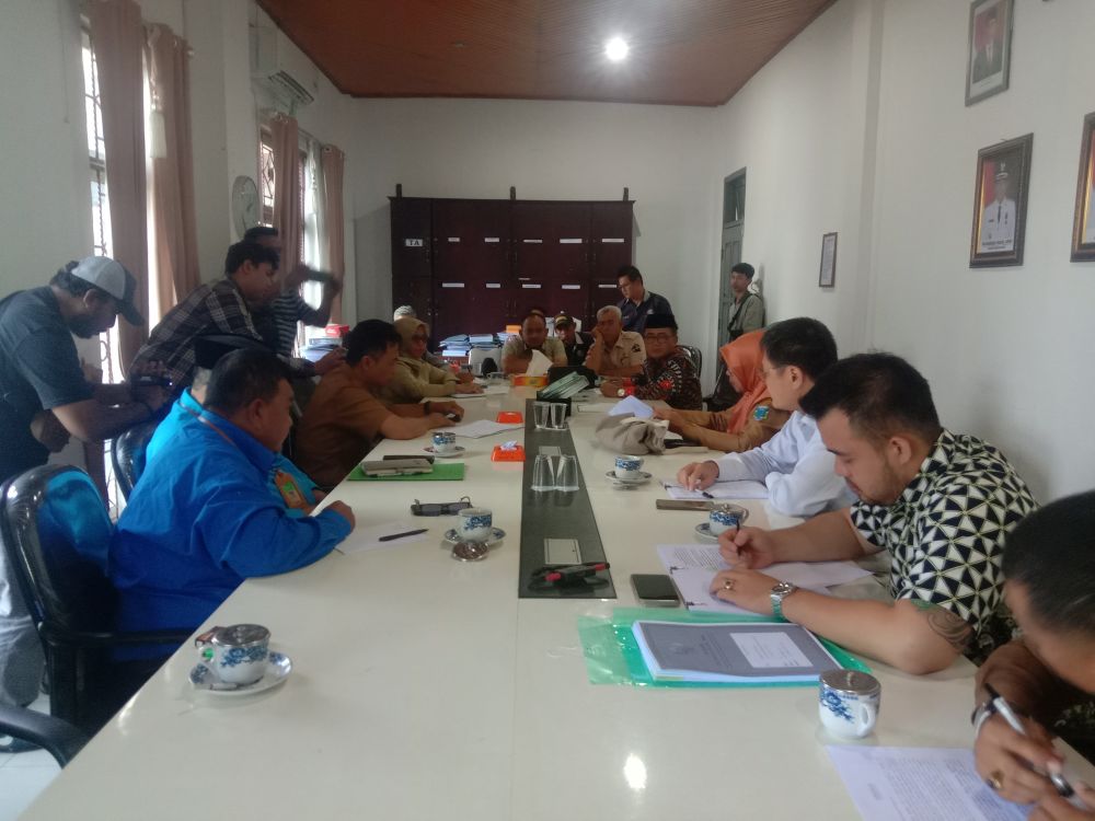 RDP Komisi I DPRD Batanghari terkait laporan ex karyawan PT. Hutan Alam Lestari di ruang Komisi I DPRD Batanghari, Senin (5/6/2023)....