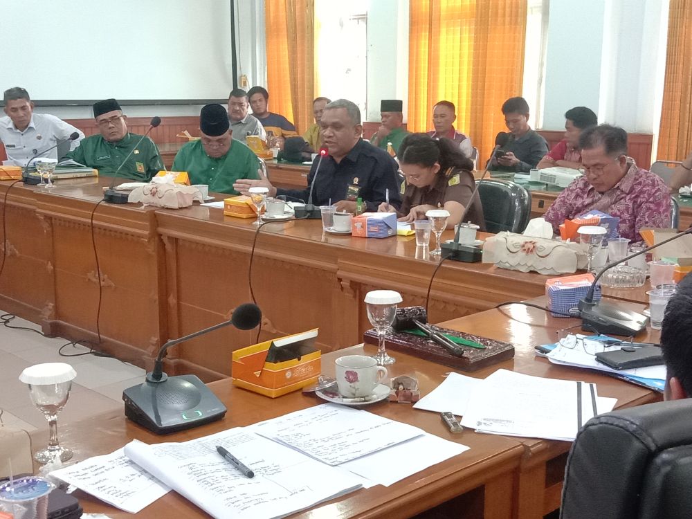 RDP Komisi II DPRD Batanghari terkait pendudukan lahan Koperasi Mitra PT. Adimulia Palmo Lestari di ruang Banggar DPRD, Selasa (18/7/2023) kemarin....