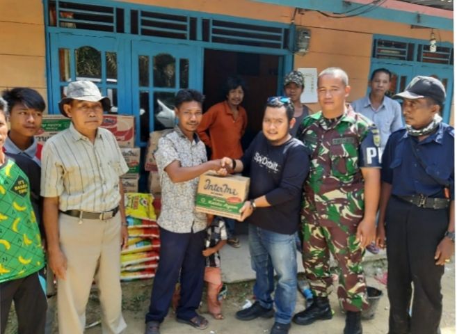 Humas PT. APL saat menyerahkan bantuan sembako kepada SAD Kejasung Kelompok Yusuf...