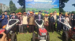  Bupati H M Syukur Serahkan 22 Unit Handtraktor ke Kelompok Tani