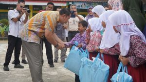  Bupati M. Syukur Salurkan Perlengkapan Sekolah Gratis, Kepsek Diminta Antar ke Rumah Siswa