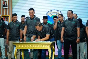  Bupati Fadhil Arief Teken Berita  Acara Pengukuhan Aliansi Jurnalis Batang Hari Periode 2025-2028
