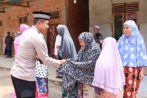 Kapolres dan Bhayangkari Merangin Beri Bantuan Sembako dan Seperangkat Alat Sholat Kepada Lansia