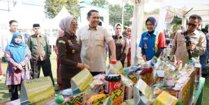 Bupati M. Syukur Beli Paket Sembako untuk Anak Yatim dan Fakir Miskin di Pasar Murah Kejari Merangin
