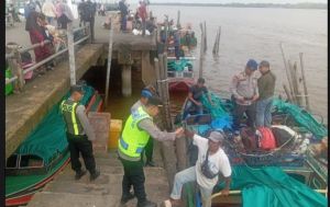  Humanis! Personil Posya Pelabuhan Kuala Tungkal Bantu lansia dan Anak Turun dari Kapal 