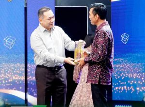  Bupati Fadhil Arief Terima Penghargaan Kategori Pemimpin Daerah atas Dedikasi dan Kepedulian Sosial