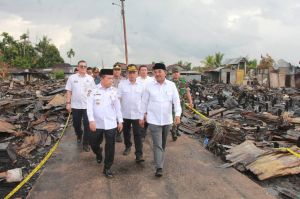  Bupati Anwar Sadat dan Gubernur Al Haris Tinjau Korban Kebakaran Teluk Nilau