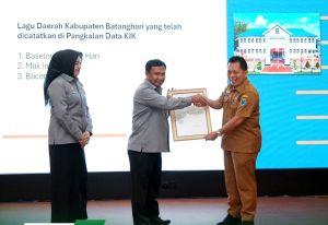  Pemkab Batang Hari Terima Sertifikat KIK Lagu Daerah dari Kemenkum Jambi