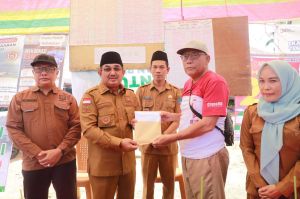  Aksi Nyata di Lokasi Bencana, Bupati Anwar Sadat Serahkan Bantuan untuk Korban Kebakaran