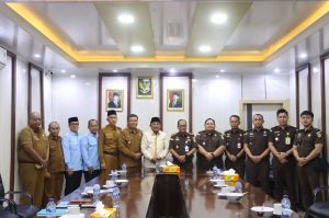 Perkuat Sinergi Penegakan Hukum, Bupati Anwar Sadat Terima Kunjungan Silaturahmi Kajari Tanjab Barat