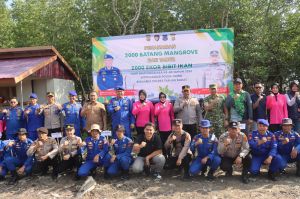 Polres Tanjung Jabung Barat Bersama Ditpolairud Tebar Benih Nila dan Tanam Mangrove