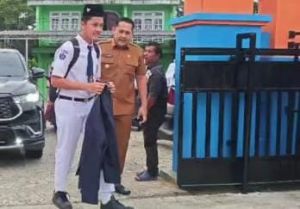 Bupati H M Syukur Antar Anak Hari Pertama Masuk Sekolah