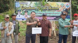  Dukung Kelestarian Hutan, Bupati M. Syukur Pimpin Penanaman Pohon di Rio Kemunyang