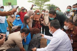  Bupati M. Syukur Dampingi Gubernur Jambi Serahkan Bantuan Pro Jambi Cerdas 2026 